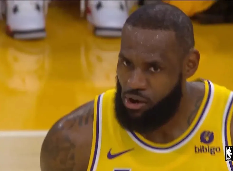 易游体育-包含詹姆斯迎来二十赛季高光表现，快船球迷沸腾！的词条